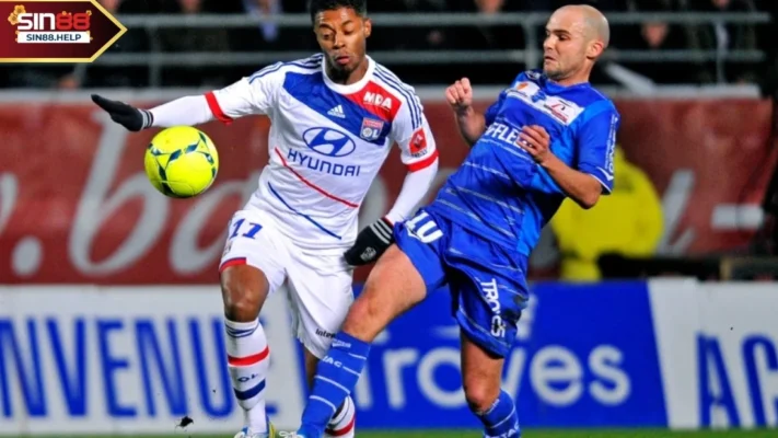 doi hinh lyon (1) Đội hình ra sân Lyon